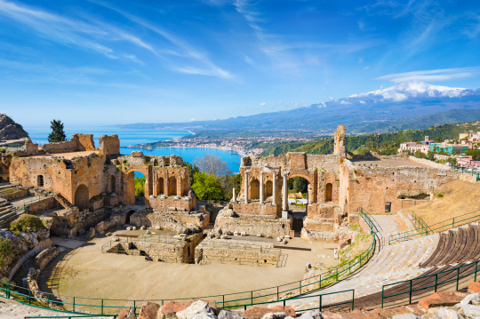 Blick über ein altes Theater auf Sizilien mit Blick auf den Vulkan Ätna